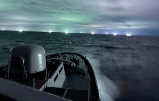 OPV-84 �Cabo Odger� de la Armada de Chile durante la fiscalizaci�n pesquera