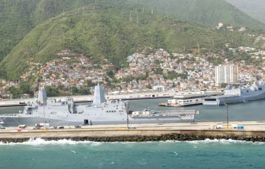 En primer plano el USS San Antonio y en el fondo el USS Fort Lauderdale del Grupo Anfibio Preparado desplegado por el SOUTHCOM en Venezuela. (Cr�ditos: US Navy)