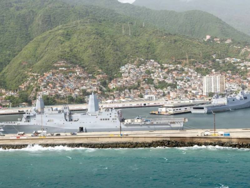 En primer plano el USS San Antonio y en el fondo el USS Fort Lauderdale del Grupo Anfibio Preparado desplegado por el SOUTHCOM en Venezuela. (Créditos: US Navy) En primer plano el USS San Antonio y en el fondo el USS Fort Lauderdale del Grupo Anfibio Preparado desplegado por el SOUTHCOM en Venezuela. (Créditos: US Navy)