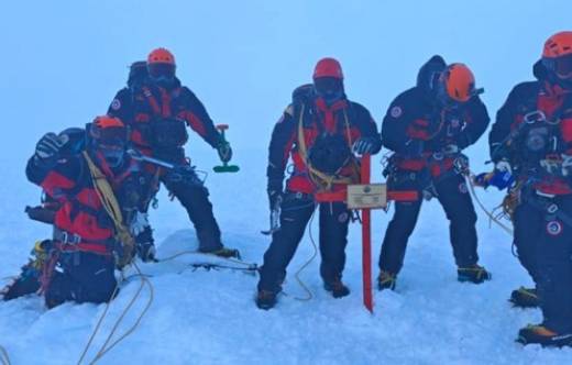 Secci�n de Exploraci�n y Rescate O�Higgins del Ej�rcito de Chile en la cima del Monte Ripamonti