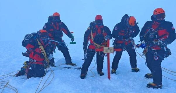 Sección de Exploración y Rescate O’Higgins del Ejército de Chile en la cima del Monte Ripamonti Sección de Exploración y Rescate O’Higgins del Ejército de Chile en la cima del Monte Ripamonti