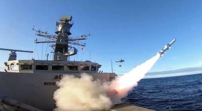 Fragata Type 23 de la Armada de Chile lanzando un misil antisuperficie Harpoon RGM-84D