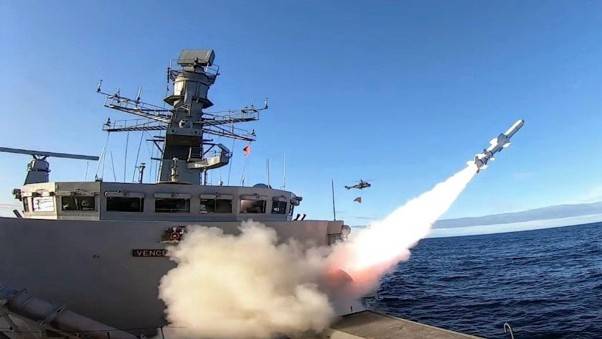 Fragata Type 23 de la Armada de Chile lanzando un misil antisuperficie Harpoon RGM-84D Fragata Type 23 de la Armada de Chile lanzando un misil antisuperficie Harpoon RGM-84D