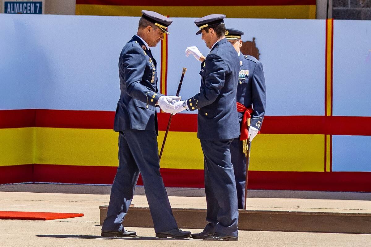 Entrega del bast�n de mando, por parte del Coronel Ab�s (izquierda) a su compa�ero del mismo, empleo, Juan de Dios Salda�a Molero.  (foto Antonio Rodr�guez Santana)