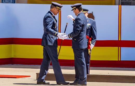 Entrega del bast�n de mando, por parte del Coronel Ab�s (izquierda) a su compa�ero del mismo, empleo, Juan de Dios Salda�a Molero.  (foto Antonio Rodr�guez Santana)