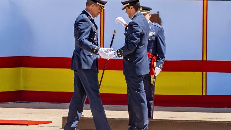 Entrega del bast�n de mando, por parte del Coronel Ab�s (izquierda) a su compa�ero del mismo, empleo, Juan de Dios Salda�a Molero.  (foto Antonio Rodr�guez Santana)