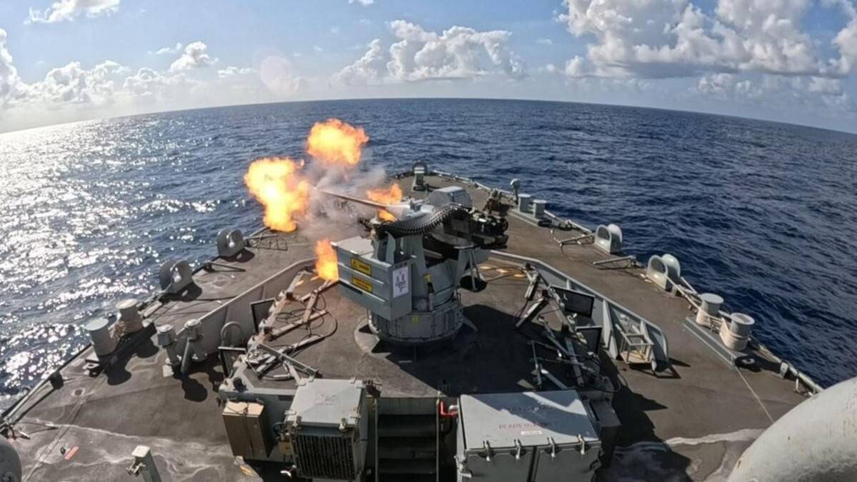 Buque HMS Medway de la Royal Navy realizando disparos con su cañón Oerlikon de 30 mm. Buque HMS Medway de la Royal Navy realizando disparos con su cañón Oerlikon de 30 mm.