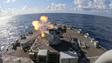 Buque HMS Medway de la Royal Navy realizando disparos con su ca��n Oerlikon de 30 mm.