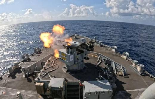 Buque HMS Medway de la Royal Navy realizando disparos con su ca��n Oerlikon de 30 mm.