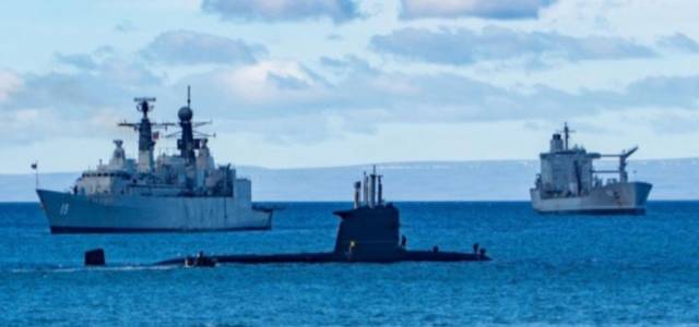 Submarino Clase Scorpene SS-22 Carrera junto a unidades de la Armada de Chile en el Estrecho de Magallanes. 