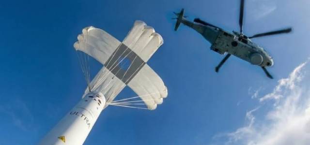 Sonoboya de Ultra Maritime lanzada desde un helic�ptero naval.