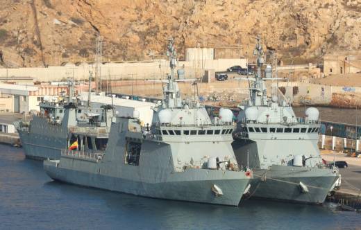 Dos de los actuales BAM de la Armada atracados en el muelle de la Curra de Cartagena. (foto Julio Ma�z)