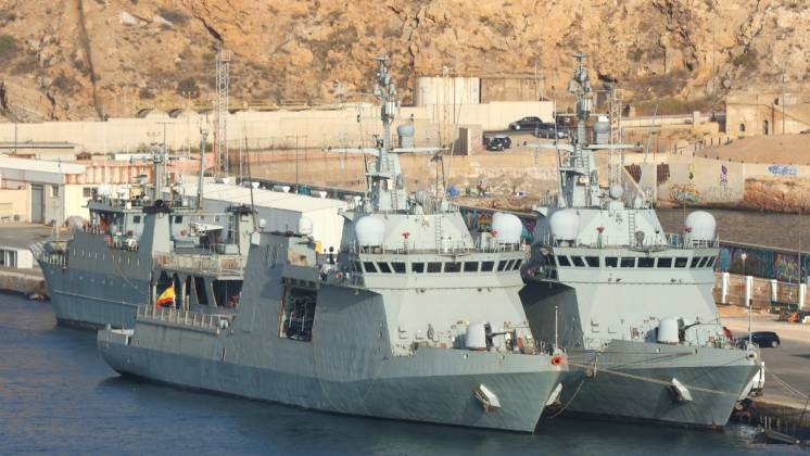 Dos de los actuales BAM de la Armada atracados en el muelle de la Curra de Cartagena. (foto Julio Ma�z)