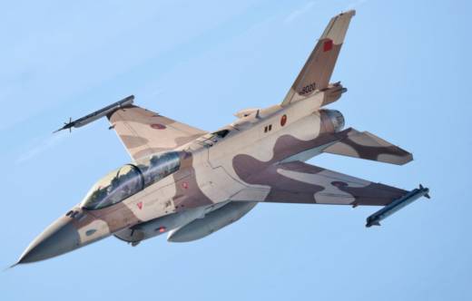 Un F-16 de la fuerza a�rea marroqu� sobrevuela Marruecos durante el ejercicio African Lion - fuente wiki.