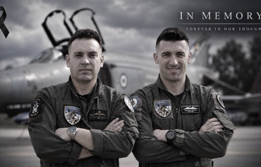 Los dos aviadores de la Fuerza A�rea de Grecia a los mandos de su F-4E AUP el pasado 5 de septiembre. (foto Fuerza A�rea de Grecia)