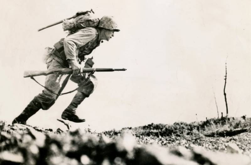 Paul Ison al inicio de su carrera a través del Valle de la Muerte (Okinawa) el 10 de mayo de 1945. (Fuente: US Marine Photo, Bob Bailey)