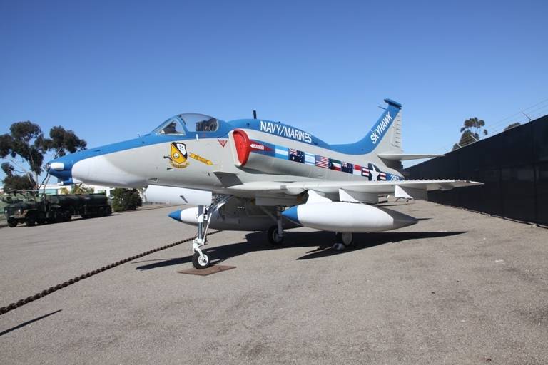 El “Skyhawk”, del cual existieron múltiples versiones, fue volado también por el escuadrón de demostración “Blue Angels” de la US Navy. Antonio Ros (Copyright defensa.com)