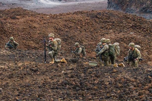 Infantes del ET durante la fase del asalto a las posiciones enemigas simuladas en La Isleta.