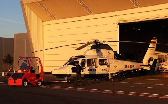 Con las primeras luces del día se empiezan a sacar del hangar los helicópteros que se van a operar.