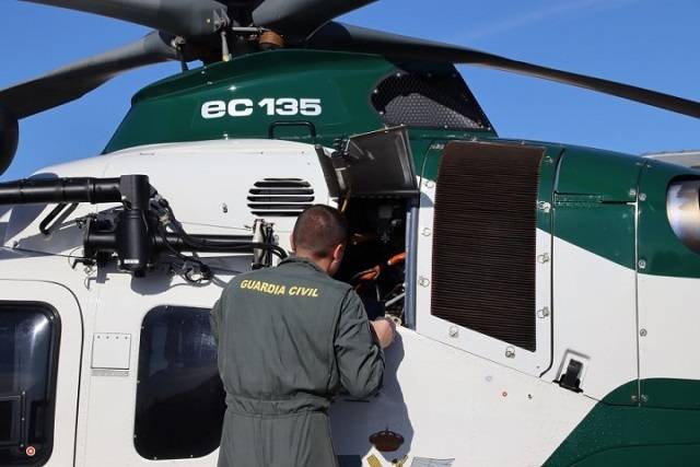 Un tripulante de un H135 realizando la revisión pre-vuelo, la seguridad en vuelo es una de las máximas del SAER.