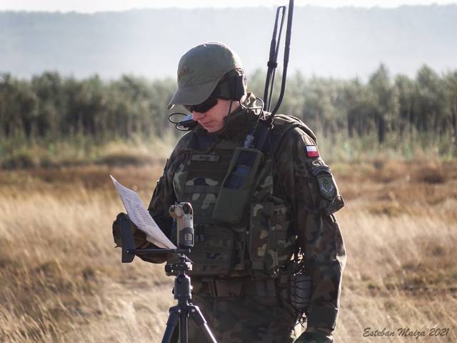 Un miembro del Combat Control Team de la Fuerza Aérea Polaca estudiando el planning de misiones de los aviones del día. 