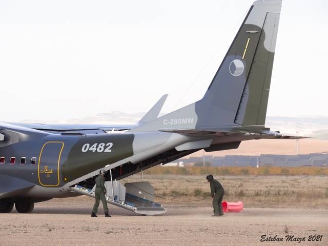 Dos supervisores de carga del C295 de la Fuerza Aérea Checa dirigiendo una infiltración de personal simulada.