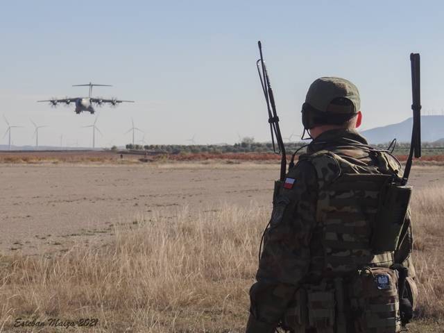 El A400M del Ala 31 en corta final para realizar una toma de máximo esfuerzo en la pista de tierra del aeródromo de Ablitas bajo la atenta mirada de un miembro del CCT (Combat Control Team) de la Fuerza Aérea Polaca. 