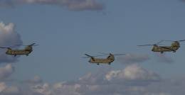 Formación de tres CH-47F del BHELTRA V. (foto Julio Maíz)