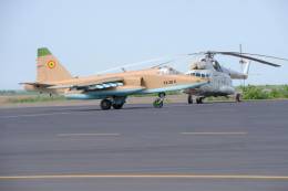 El Sukhoi Su-25 entregado a Malí, pasa por delante del Mil Mi-8 también visto en la ceremonia. (FAS de Malí).  