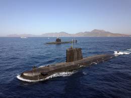 El submarino “Tramontana”, detrás se ve el “Isaac Peral”, que será el primer S-80. (foto Julio Maíz)
