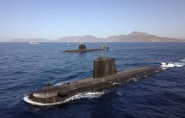 El submarino “Tramontana”, detrás se ve el “Isaac Peral”, que será el primer S-80. (foto Julio Maíz)