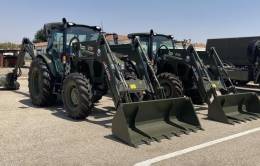 Dos tractores agrícolas con diferentes implementos para trabajos de desbroce y preparación de terrenos. Foto: Ejército de Tierra.