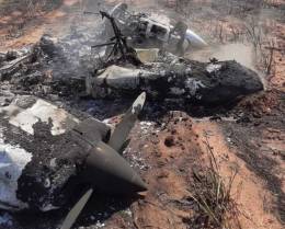 Avioneta del narcotráfico arde en el suelo tras ser perseguida por Súper Tucano de la Fuerza Aérea de Brasil.
