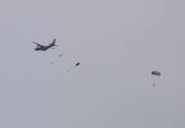 Comandos de  la VI División del Ejército de Chile saltando desde un CN-235