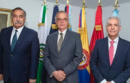 De izquierda a derecha, Ricardo Díaz, viceministro de Estrategia y Planeación de Colombia; el ministro de Defensa Iván Velásquez; y Rafael Lara Losada, viceministro de Defensa y Seguridad (foto Ministerio de Defensa).