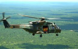 Uno de los NH90 del MASPUHEL XX volando sobre la selva. (foto Ejército de Tierra)