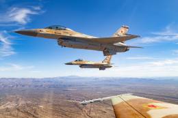 Un trío de F-16 AAF operados por Top Aces vuelan juntos en formación (foto Top Aces)