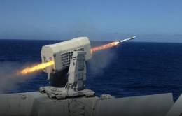 Un sistema antimisil RIM-116 realizando un disparo. (foto US Navy)